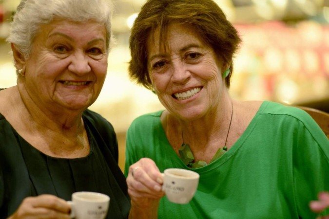  13/04/2022. Crédito: Carlos Vieira/CB/D.A Press. Brasil. Brasilia - DF. Aniversário de Brasília. Vizinhas de Superquadra. Na Foto Rosa Regina Faleiros (verde) e Noêmia Vasconselos  
                          