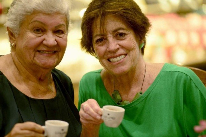  13/04/2022. CrÃ©dito: Carlos Vieira/CB/D.A Press. Brasil. Brasilia - DF. AniversÃ¡rio de BrasÃ­lia. Vizinhas de Superquadra. Na Foto Rosa Regina Faleiros (verde) e NoÃªmia Vasconselos  
                          