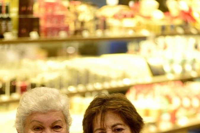  13/04/2022. Crédito: Carlos Vieira/CB/D.A Press. Brasil. Brasilia - DF. Aniversário de Brasília. Vizinhas de Superquadra. Na Foto Rosa Regina Faleiros (verde) e Noêmia Vasconselos  
                          