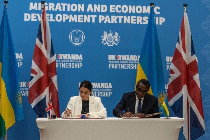 A ministra Priti Patel e o chanceler Vicent Biruta, em Kigali 