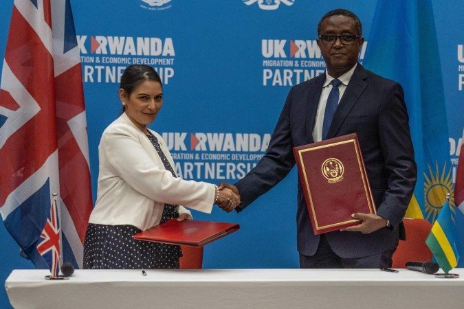 A ministra Priti Patel e o chanceler Vincent Biruta, em Kigali