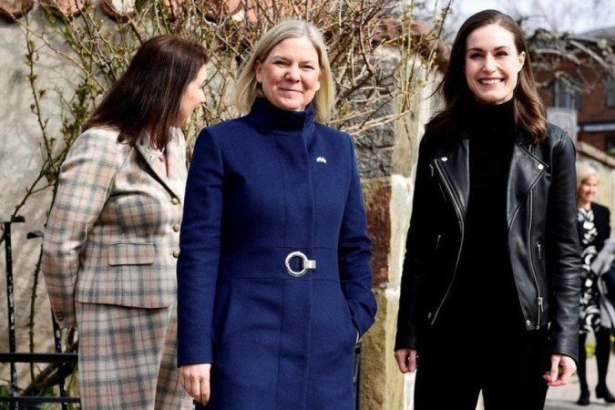 A primeira-ministra Sanna Marin (dir.) encontrou-se com a líder sueca Magdalena Andersson em Estocolmo para discutir a entrada na Otan
- (crédito: Reuters) A primeira-ministra Sanna Marin (dir.) encontrou-se com a líder sueca Magdalena Andersson em Estocolmo para discutir a entrada na Otan
- (crédito: Reuters)