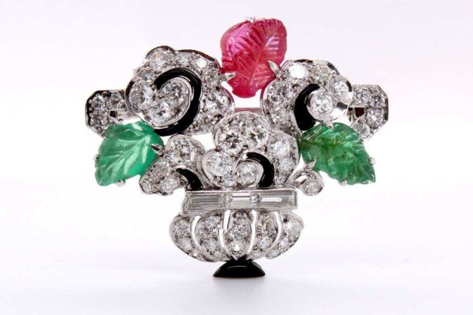 Broche Art Deco Tutti Frutti Flower Vase, de 1930. Criado pela tradicional grife de joias Cartier, uma das preferidas da Rainha Elizabeth II