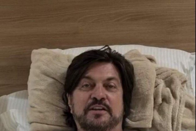  Crédito: Reprodução/Redes Sociais. Eixo Capital. Deputado distrital Cláudio Abrantes (PSD) no hospital, onde será submetido a uma cirurgia na coluna em decorrência de um acidente de moto