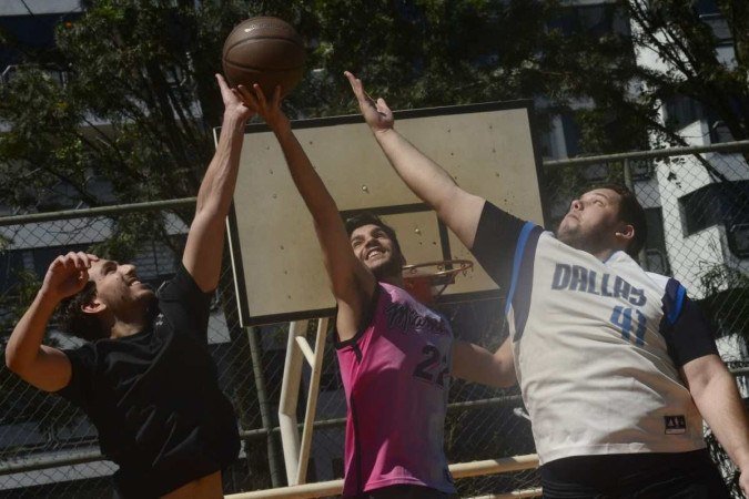  16/04/2022  Crédito: Carlos Vieira/CB. Basquete. Na Foto Davi Andrade ( azul e rosa ), Gustavo Araújo ( preto ) e Ricardo Bouvier ( branco ).