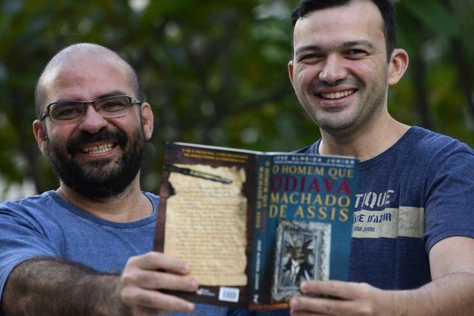  Valter Gondim Pereira (de óculos) é tão próximo de José Almeida Júnior que consegue, muitas vezes, desvendar o desfecho dos personagens dos livros que o amigo escreve