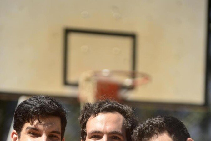  16/04/2022  Crédito: Carlos Vieira/CB. Basquete. Na Foto Davi Andrade ( azul e rosa ), Gustavo Araújo ( preto ) e Ricardo Bouvier ( branco ).