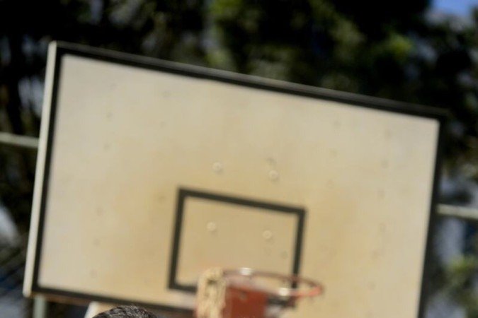  16/04/2022  Crédito: Carlos Vieira/CB. Basquete. Na Foto Davi Andrade ( azul e rosa ), Gustavo Araújo ( preto ) e Ricardo Bouvier ( branco ).