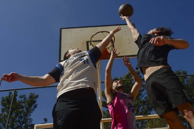  16/04/2022  Crédito: Carlos Vieira/CB. Basquete. Na Foto Davi Andrade ( azul e rosa ), Gustavo Araújo ( preto ) e Ricardo Bouvier ( branco ).