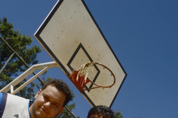  16/04/2022  Crédito: Carlos Vieira/CB. Basquete. Na Foto Davi Andrade ( azul e rosa ), Gustavo Araújo ( preto ) e Ricardo Bouvier ( branco ).