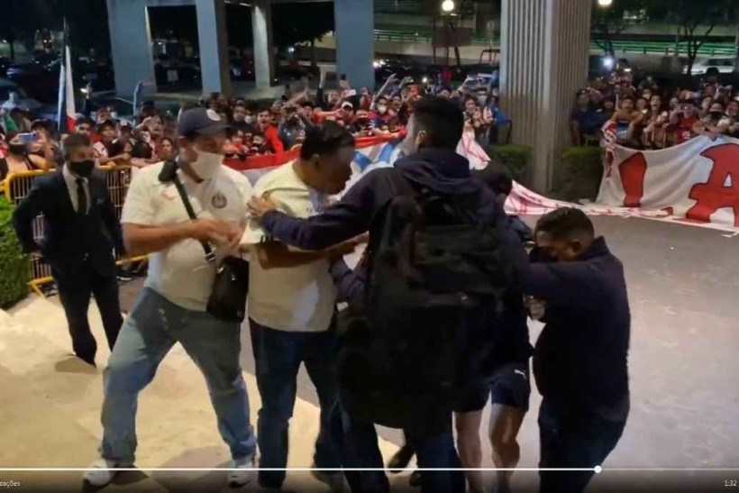 Torcida depreda e invade hotel para tentar agredir jogadores do Chivas