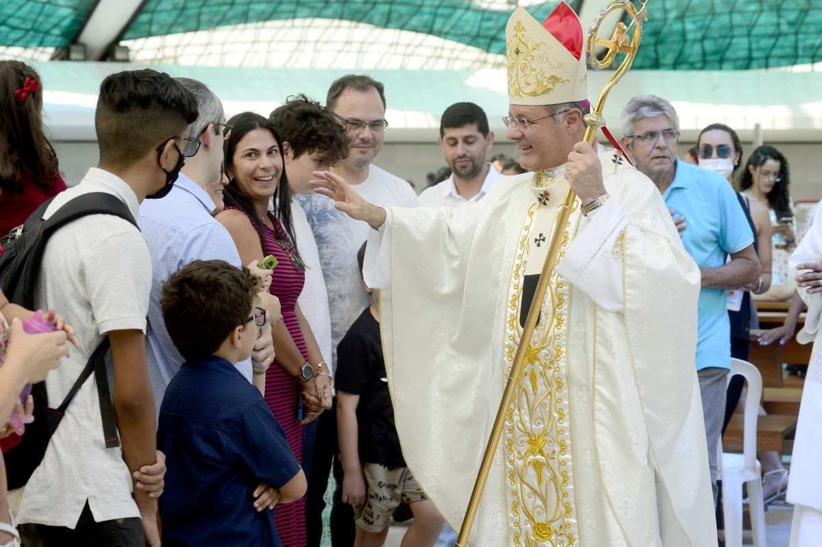 Fiéis lotam a Catedral de Brasília para celebração da Páscoa