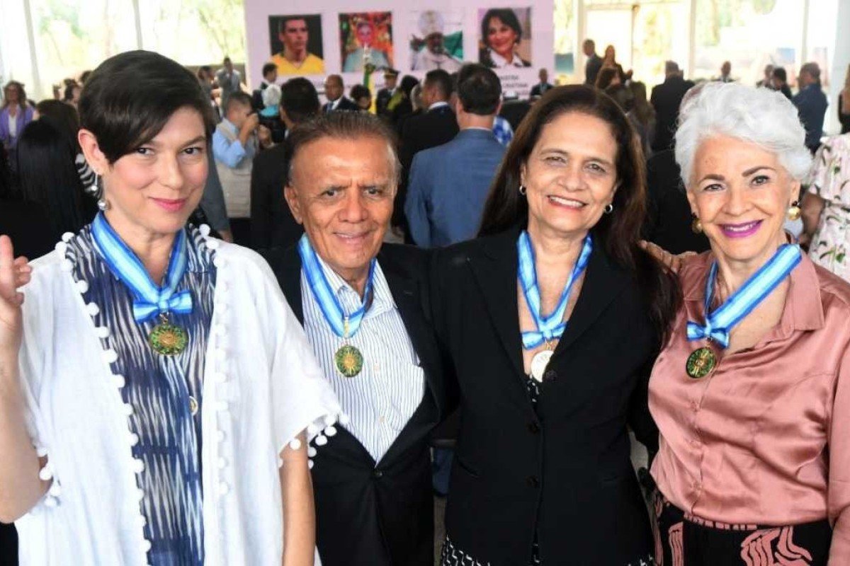 Atriz Maria Paula Fidalgo, repórter e colunista de cultura do Correio Braziliense Irlam Rocha, diretora de redação do Correio, Ana Dubeux, e colunista do Correio Jande Godoy, na entrega da medalha Brasília 60 anos