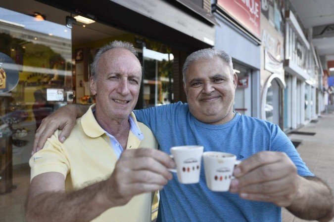  18/04/2022 Crédito: Minervino Júnior/CB/D.A Press. Brasil.  Brasilia - DF. Caderno Aniversário de Brasília. Comerciantes que são vizinhos na 308 Sul. Francisco de Andrade proprietário da Casa Renato e seu amigo vizinho Jean Souza(cam. Azul)