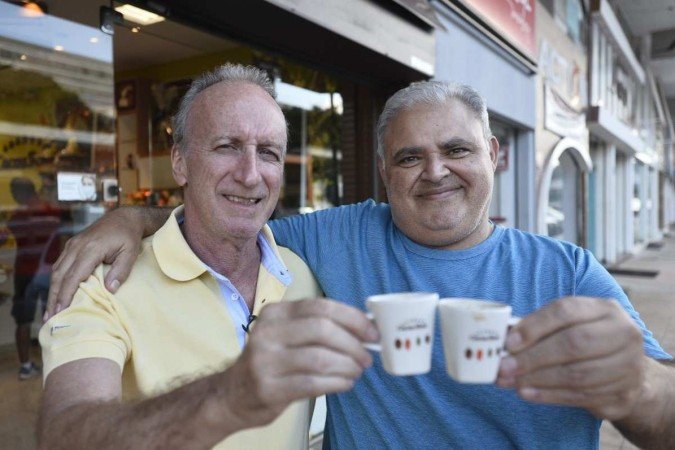  18/04/2022 Cr&eacute;dito: Minervino J&uacute;nior/CB/D.A Press. Brasil.  Brasilia - DF. Caderno Anivers&aacute;rio de Bras&iacute;lia. Comerciantes que s&atilde;o vizinhos na 308 Sul. Francisco de Andrade propriet&aacute;rio da Casa Renato e seu amigo vizinho Jean Souza(cam. Azul)