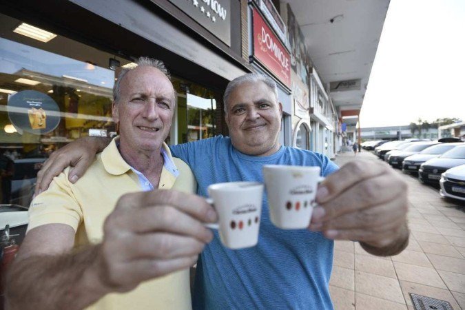  18/04/2022 Crédito: Minervino Júnior/CB/D.A Press. Brasil.  Brasilia - DF. Caderno Aniversário de Brasília. Comerciantes que são vizinhos na 308 Sul. Francisco de Andrade proprietário da Casa Renato e seu amigo vizinho Jean Souza(cam. Azul)