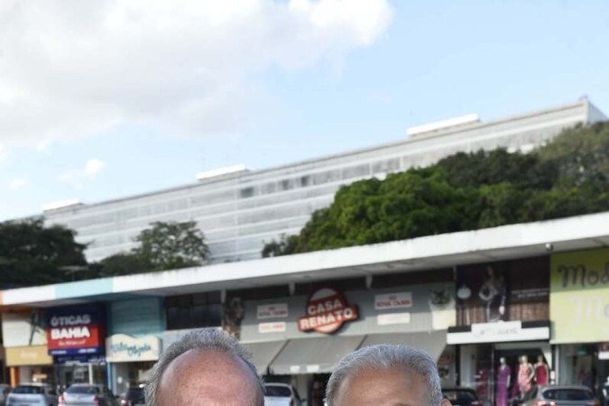  18/04/2022 Crédito: Minervino Júnior/CB/D.A Press. Brasil.  Brasilia - DF. Caderno Aniversário de Brasília. Comerciantes que são vizinhos na 308 Sul. Francisco de Andrade proprietário da Casa Renato e seu amigo vizinho Jean Souza(cam. Azul)