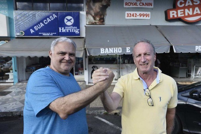  18/04/2022 Crédito: Minervino Júnior/CB/D.A Press. Brasil.  Brasilia - DF. Caderno Aniversário de Brasília. Comerciantes que são vizinhos na 308 Sul. Francisco de Andrade proprietário da Casa Renato e seu amigo vizinho Jean Souza(cam. Azul)