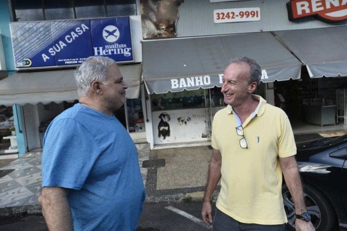  18/04/2022 Crédito: Minervino Júnior/CB/D.A Press. Brasil.  Brasilia - DF. Caderno Aniversário de Brasília. Comerciantes que são vizinhos na 308 Sul. Francisco de Andrade proprietário da Casa Renato e seu amigo vizinho Jean Souza(cam. Azul)