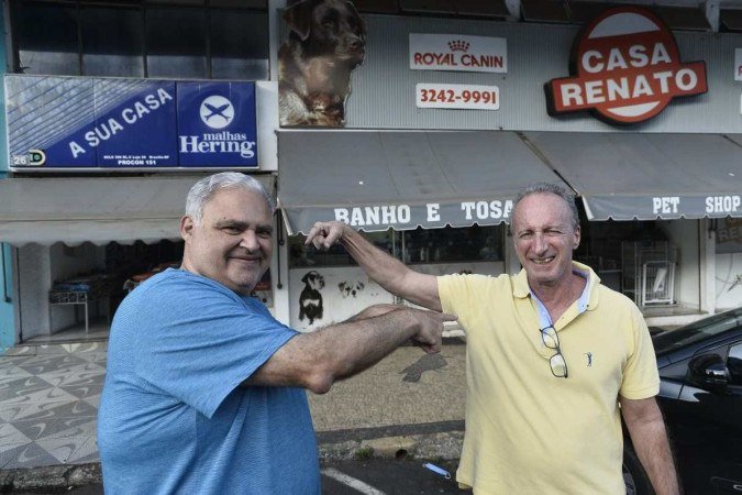  18/04/2022 Crédito: Minervino Júnior/CB/D.A Press. Brasil.  Brasilia - DF. Caderno Aniversário de Brasília. Comerciantes que são vizinhos na 308 Sul. Francisco de Andrade proprietário da Casa Renato e seu amigo vizinho Jean Souza(cam. Azul)
