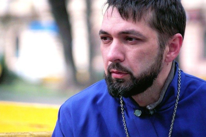 'Nunca esquecerei o momento em que acordei cedo para ir à missa e de repente ouvi os sons chocantes dos bombardeios', diz o padre Nikolai Pluzhnik
- 'Nunca esquecerei o momento em que acordei cedo para ir à missa e de repente ouvi os sons chocantes dos bombardeios', diz o padre Nikolai Pluzhnik
-
