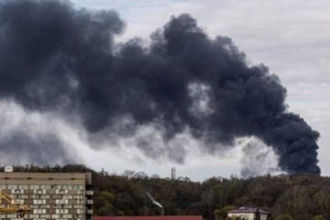 Fumaça no horizonte de Lviv após os ataques de mísseis russos -  (crédito: Reuters)
