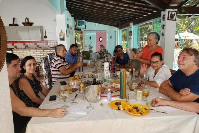 Vizinhos da QL 5 conjunto 7 têm tradição de almoços mensais na quadra há mais de 15 anos