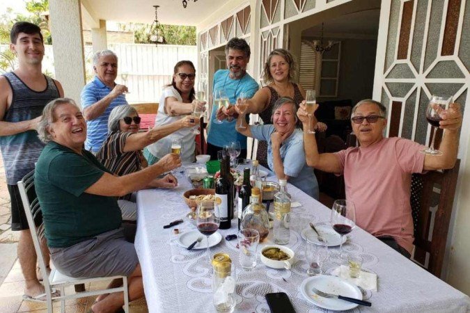 Vizinhos da QL 5 conjunto 7 têm tradição de almoços mensais na quadra há mais de 15 anos