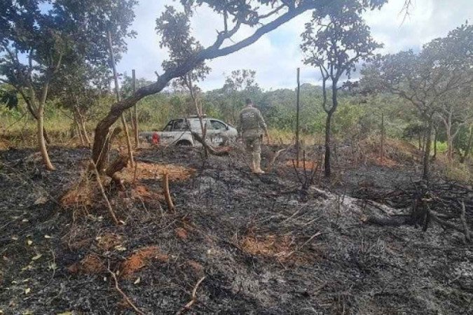 Os policiais chegaram aos autores após identificar queimadas e demarcações com estacas e piquetes em uma área próxima à DF-473 - (crédito: PMDF/Divulgação) Os policiais chegaram aos autores após identificar queimadas e demarcações com estacas e piquetes em uma área próxima à DF-473 - (crédito: PMDF/Divulgação)