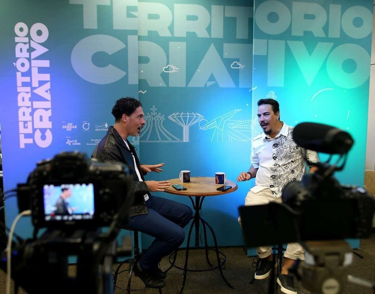 O produtor Affonso concede entrevista a Gilberto Evangelista