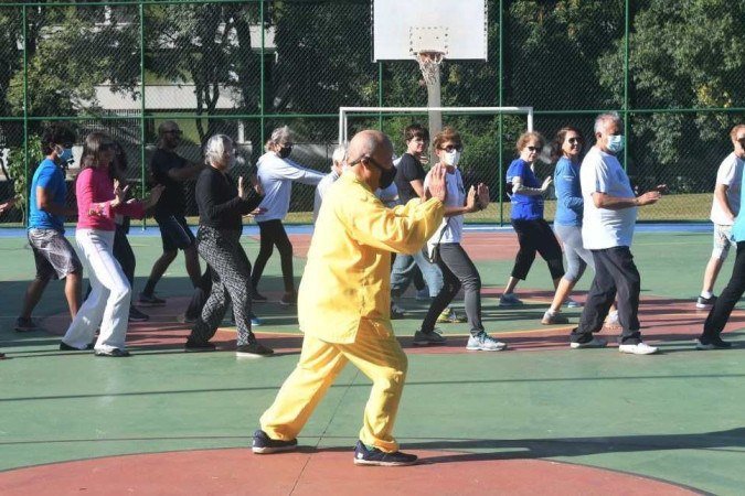  19/04/2022. Crédito: Ed Alves/CB/D.A Press. Brasil. Brasilia - DF. Cidades. Caderno Brasilia 62 Anos. Vizinhos e pessoas que praticam Tai Chi. Na foto, Moo Shong Woo.  