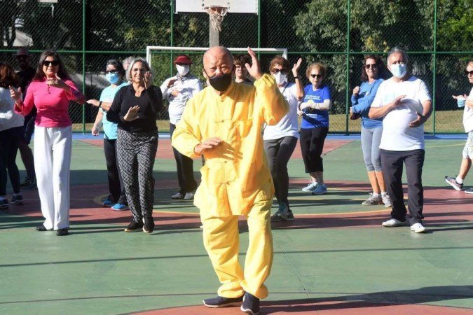  19/04/2022. Crédito: Ed Alves/CB/D.A Press. Brasil. Brasilia - DF. Cidades. Caderno Brasilia 62 Anos. Vizinhos e pessoas que praticam Tai Chi. Na foto, Moo Shong Woo.  