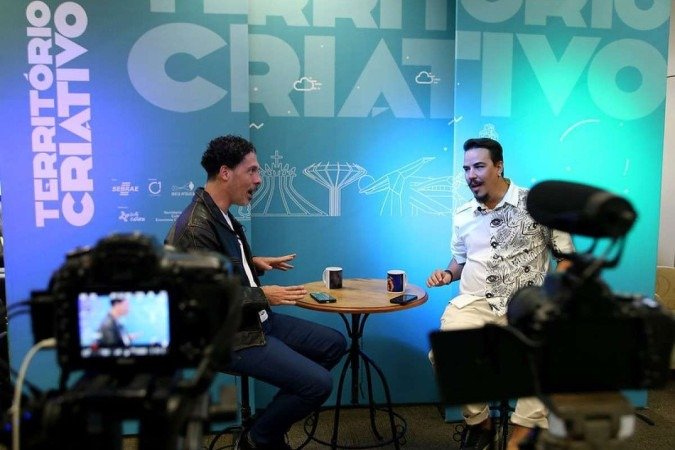 O produtor Affonso concede entrevista a Gilberto Evangelista