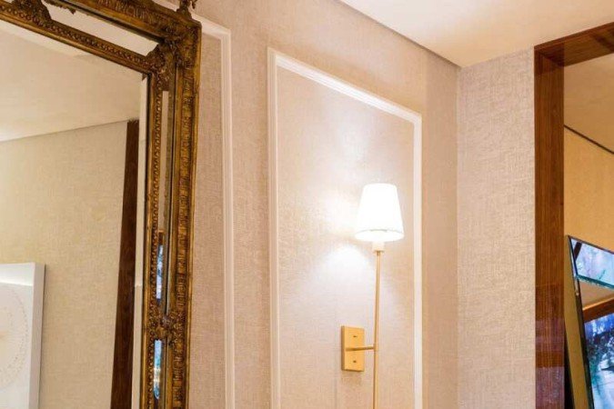 No projeto do Espaço Casa Blanca, 
de Raphaell Cruz, os detalhes dourados contribuiram para a atmosfera requintada do quarto