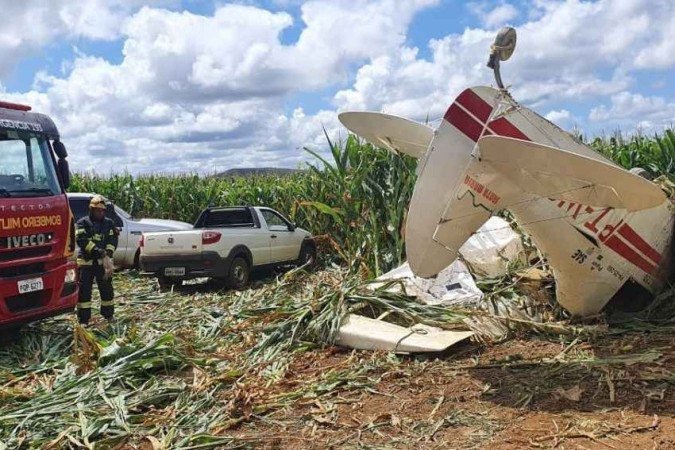 Aeronave cai na zona rural de Formosa (GO), no Entorno do DF, na GO-346, com vítima de 55 anos - (crédito: CBMGO/Divulgação) Aeronave cai na zona rural de Formosa (GO), no Entorno do DF, na GO-346, com vítima de 55 anos - (crédito: CBMGO/Divulgação)