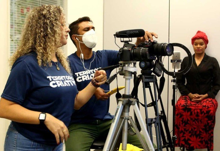 Luz, câmera, ação: equipe de produção em cena