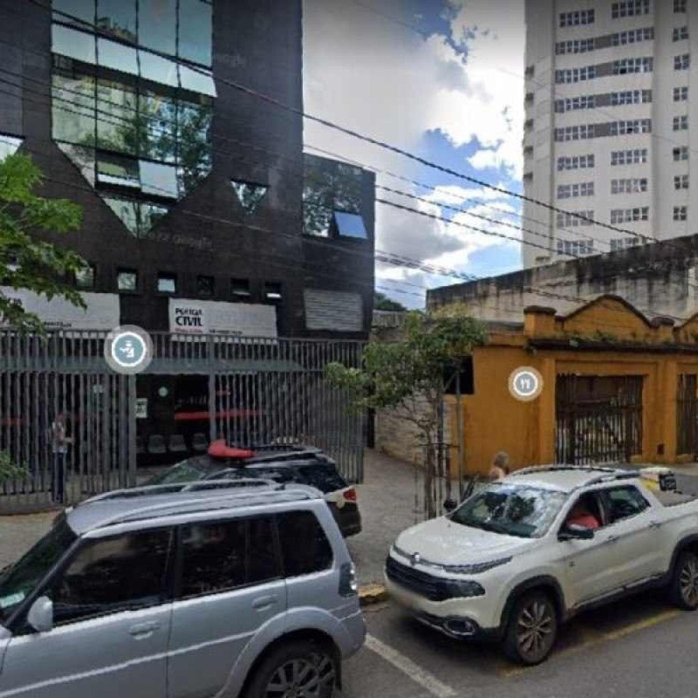 Pai estupra filha de 14 anos ao lado de mãe dormindo