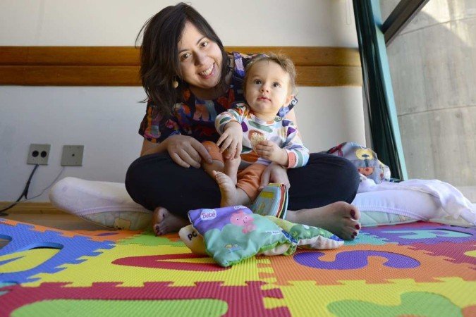  20/04/2022 Crédito: Marcelo Ferreira/CB/D.A Press. Brasil. Brasilia - DF -  MÃES QUE LEVAM FILHOS PARA O TRABALHO, Deputada Federal Sâmia Bomfim como o filho Hugo.