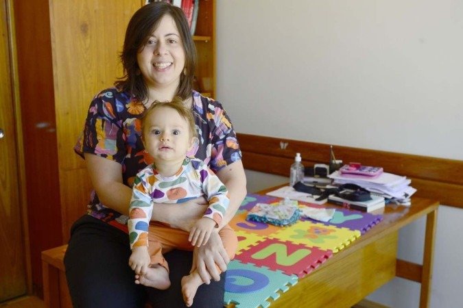  20/04/2022 Crédito: Marcelo Ferreira/CB/D.A Press. Brasil. Brasilia - DF -  MÃES QUE LEVAM FILHOS PARA O TRABALHO, Deputada Federal Sâmia Bomfim como o filho Hugo.