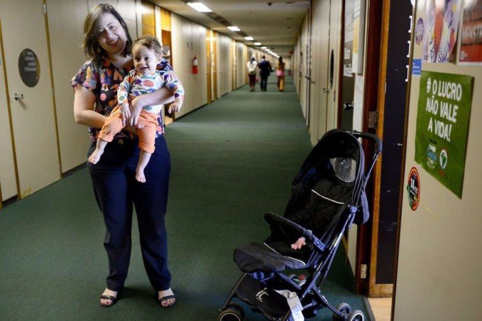  20/04/2022 Crédito: Marcelo Ferreira/CB/D.A Press. Brasil. Brasilia - DF -  MÃES QUE LEVAM FILHOS PARA O TRABALHO, Deputada Federal Sâmia Bomfim como o filho Hugo.