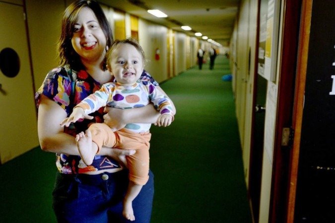  20/04/2022 Crédito: Marcelo Ferreira/CB/D.A Press. Brasil. Brasilia - DF -  MÃES QUE LEVAM FILHOS PARA O TRABALHO, Deputada Federal Sâmia Bomfim como o filho Hugo.