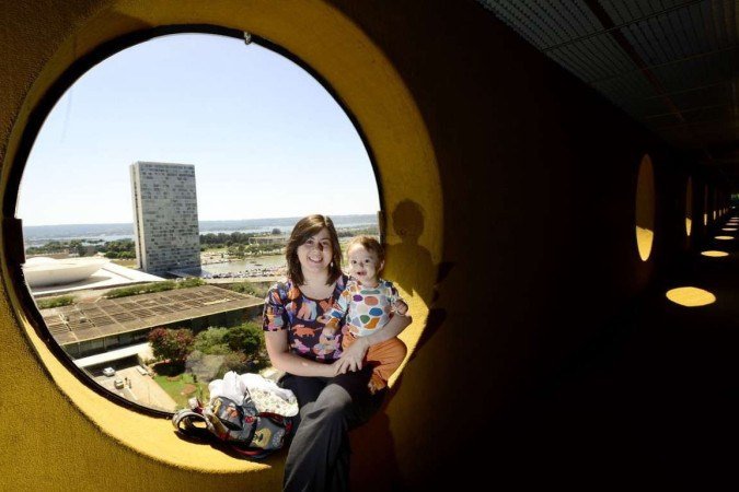  20/04/2022 Crédito: Marcelo Ferreira/CB/D.A Press. Brasil. Brasilia - DF -  MÃES QUE LEVAM FILHOS PARA O TRABALHO, Deputada Federal Sâmia Bomfim como o filho Hugo.