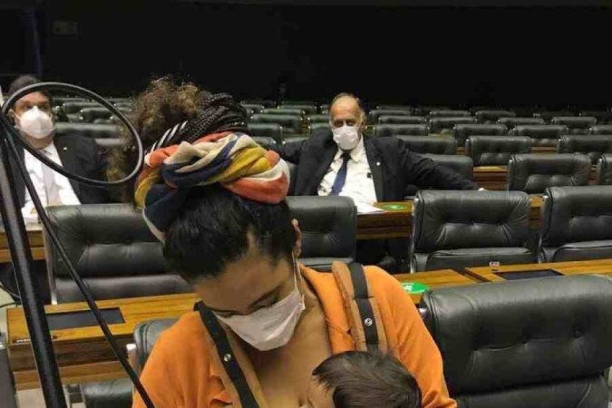 Talíria se prepara para amamentar a filha durante sessão no Congresso
