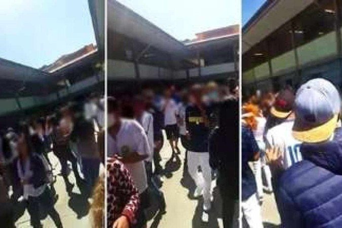 Alunos protestam no pátio da Escola Estadual Djanira Ribeiro de Oliveira após fala racista de professora - (crédito: Redes Sociais/Reprodução) Alunos protestam no pátio da Escola Estadual Djanira Ribeiro de Oliveira após fala racista de professora - (crédito: Redes Sociais/Reprodução)