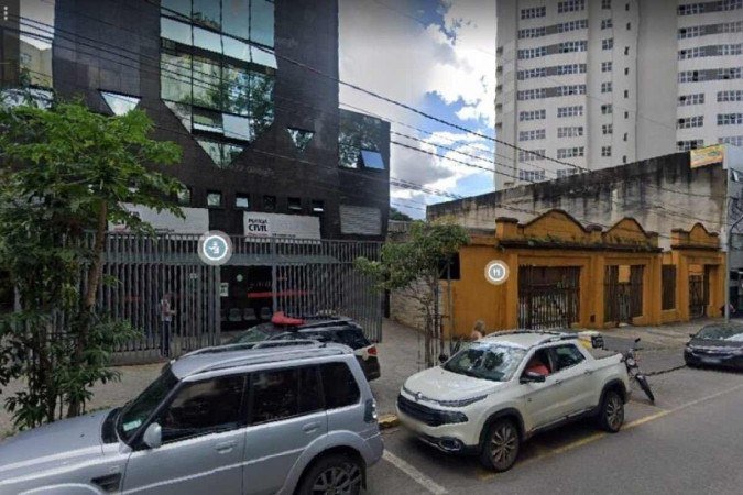 Pai da adolescente foi preso e disse aos policiais que dormiu e acordou com a mão dentro das calças da filha de 14 anos - (crédito: Reprodução Google Street View) Pai da adolescente foi preso e disse aos policiais que dormiu e acordou com a mão dentro das calças da filha de 14 anos - (crédito: Reprodução Google Street View)