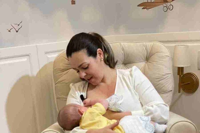 Ponto turístico: Cinthia amamenta o filho no gabinete adaptado da prefeitura - (crédito: Arquivo pessoal) Ponto turístico: Cinthia amamenta o filho no gabinete adaptado da prefeitura - (crédito: Arquivo pessoal)