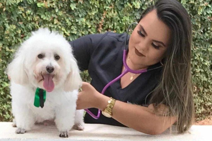 Branco e sua tutora, a médica veterinária Jarina Santana - (crédito: Arquivo pessoal) Branco e sua tutora, a médica veterinária Jarina Santana - (crédito: Arquivo pessoal)