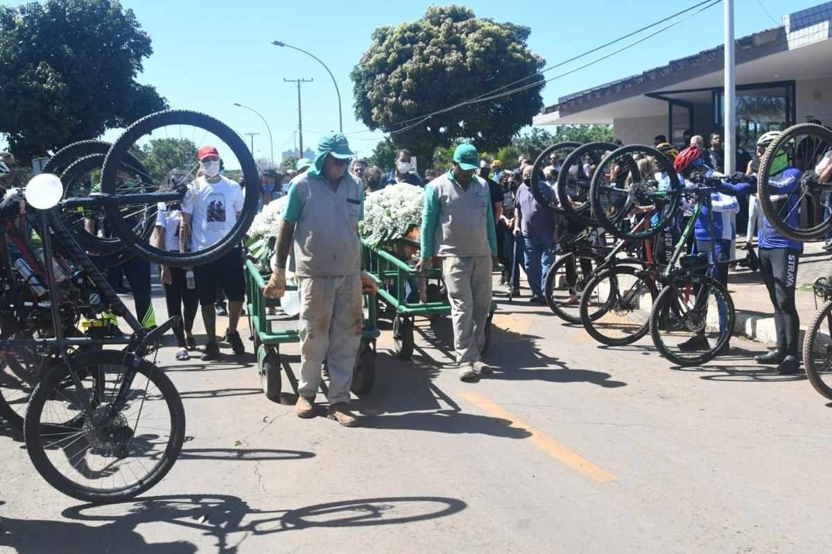 Familiares e amigos pediram justiça pela morte dos ciclistas