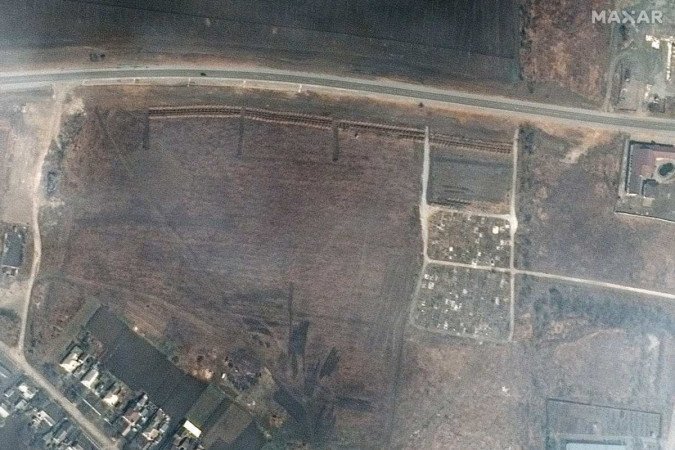 Foto de satélite mostra túmulos abertos (acima) em cemitério em Manhush, 20km a oeste de Mariupol - (crédito: Maxar Technologies/AFP) Foto de satélite mostra túmulos abertos (acima) em cemitério em Manhush, 20km a oeste de Mariupol - (crédito: Maxar Technologies/AFP)