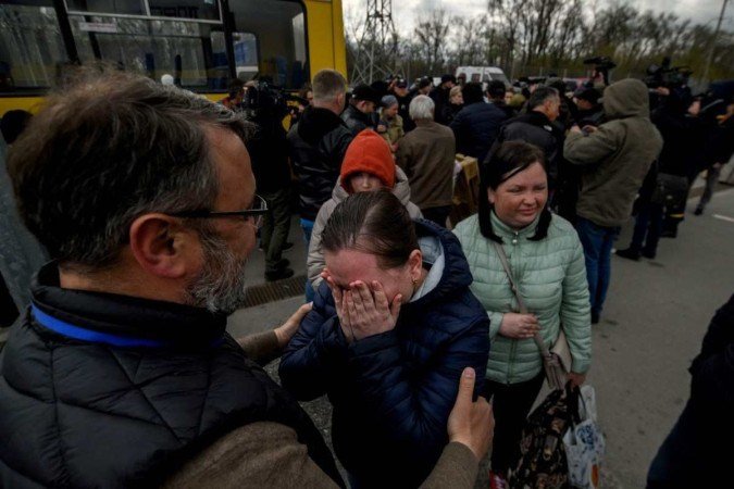 Refugiados de Mariupol se reencontram com familiares e amigos, na cidade de Zaporizhzhia
      